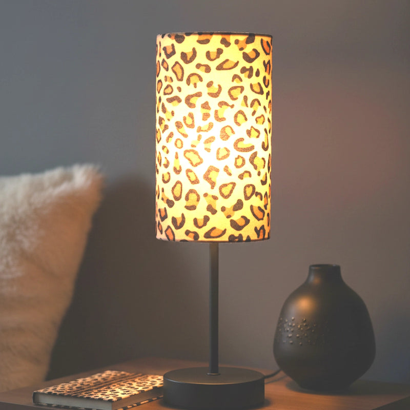 Abat-jour con paralume leopardato in stile animalier sul comodino di una camera