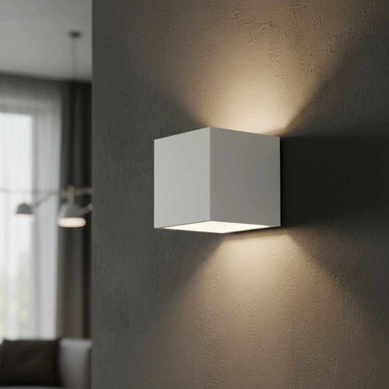 Applique cubica in gesso verniciabile con luce up and down installata su parete moderna 