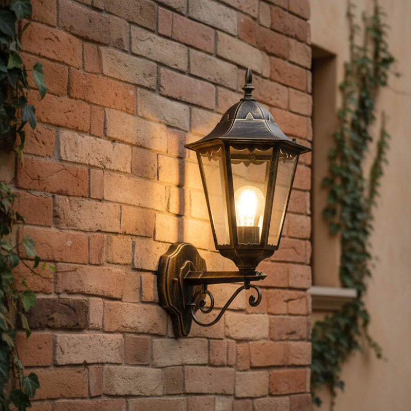 applique da esterno heritage lanterna esagonale in alluminio nero con effetto antichizzato oro
