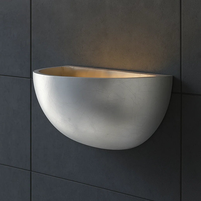 applique in gesso decorata con foglia argento, luce indiretta verso l’alto per ambienti classici eleganti