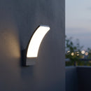 Applique LED da esterno Arcus 12W 4000K antracite con design curvo moderno per pareti e facciate
