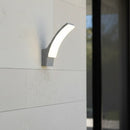 Applique moderna da facciata e terrazzo con struttura antracite e forma curva per illuminazione esterna elegante