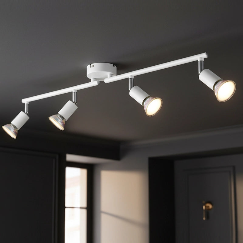 Barra faretti bianco opaco lunga 60 cm da soffitto con quattro punti luce orientabili e struttura lineare installata in un soggiorno moderno