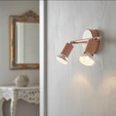 Barra faretti rosa pesca che illumina a parete un corridoio chabby vintage