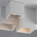 Dettaglio plafoniera in gesso bianco verniciabile con cubi sfalsati e finitura liscia 