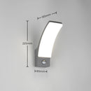 Applique con sensore serie Arcus coordinata con paletti LED per illuminare ingresso vialetto e giardino
