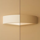 applique angolare in gesso bianco con vetro sabbiato e luce bidirezionale E14