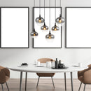 Lampadario a sospensione moderno Maxy nero e vetro fumé sopra il tavolo di una cucina