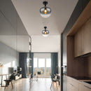 Lampada da soffitto Maxy nera con vetro fumé in una cucina elegante e moderna