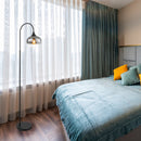 Lampada da terra Maxy nera con coppa in vetro fumé E27 in una camera da letto di hotel