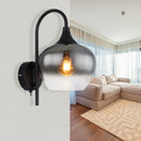 Vista laterale della lampada da parete in metallo nero satinato in un soggiorno