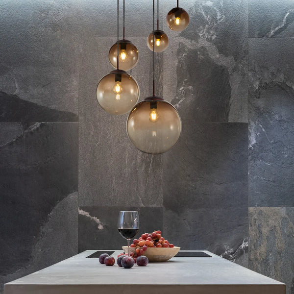 Lampadario moderno Varus in metallo nero e vetro ambrato per soggiorno e camera da letto