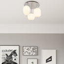 plafoniera con diffusori in vetro bianco di forme diverse