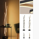 Lampada da pavimento con finitura nera opaca e inserti in legno, stile contemporaneo