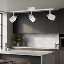 Lampada da soffitto cn 3 faretti orientabili in una cucina moderna