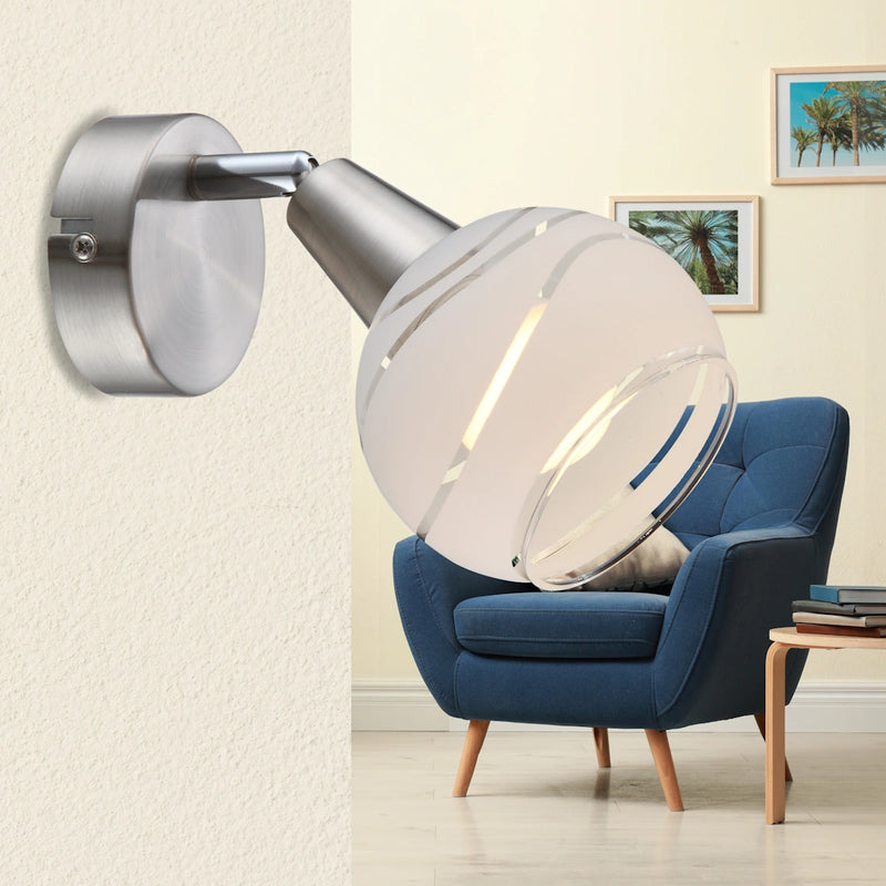 Faretto compatto elegante con luce direzionabile per valorizzare pareti comodini ingressi e piccoli spazi domestici