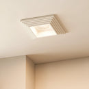 Faretto da incasso in gesso bianco montato a soffitto con forma quadrata e dettaglio decorativo visibile