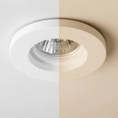 Faretto tondo in gesso installato a soffitto verniciato con colore uniforme al soffitto