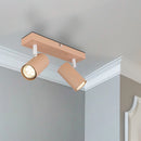Lampada rosa con 2 faretti orientabili a soffitto in un ambiente moderno