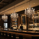 Lampadario elegante con gocce in acrilico trasparente e struttura cromata ideale per sale e location eventi