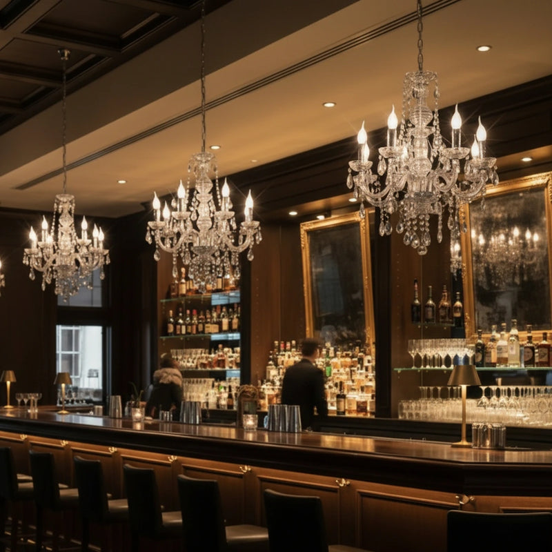 Lampadario elegante con gocce in acrilico trasparente e struttura cromata ideale per sale e location eventi