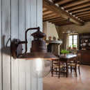 lampada a parete in ambiente rustico lanterna rustica ruggine stile marinara