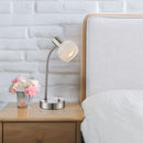 Lampada da appoggio Elliott con luce calda 3000K per creare atmosfera accogliente in soggiorno o studio