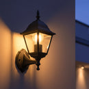 Lampada da parete illuminata con luce calda in una parete esterna