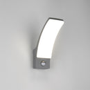 Applique Arcus con accensione automatica installata vicino all’ingresso esterno per illuminare al passaggio