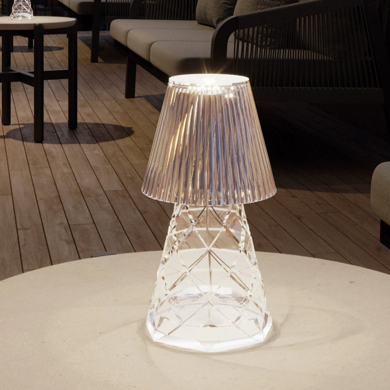 lampada da tavolo ricaricabile lola 20 lux ip44 sul tavolo all'aperto di un ristorante hotel
