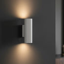 Lampada da parete bianca per camera hotel o B&B con doppia illuminazione elegante sopra e sotto