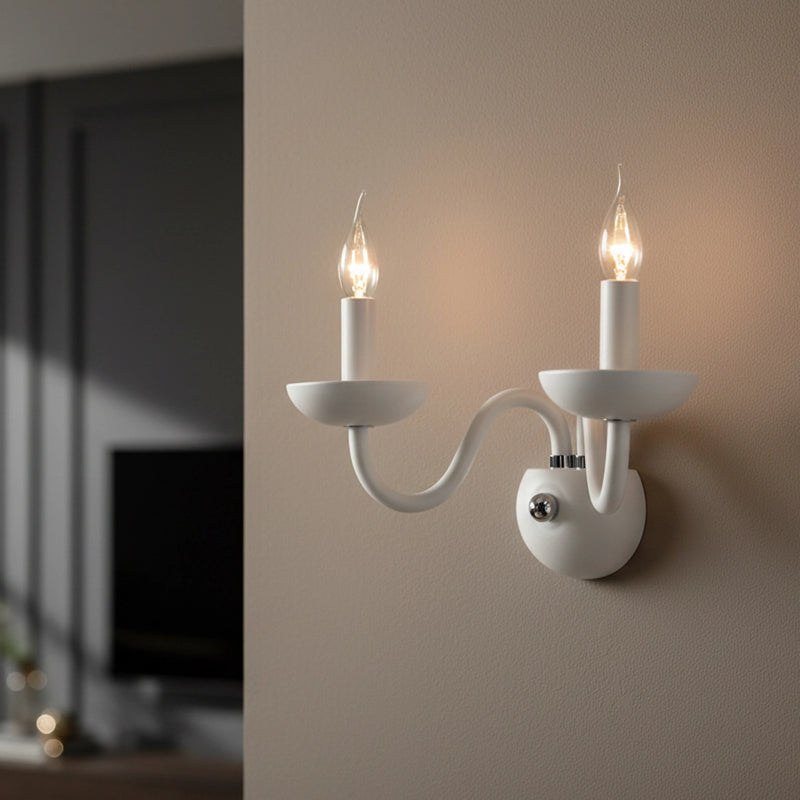 Lampada da parete bianca in vetro soffiato con finiture cromate per ambienti classici raffinati