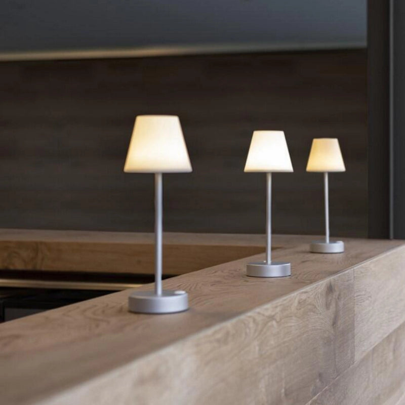 Lampade Led portatili e ricaricabili da tavolo per esterno in bar e ristoranti lola slim argento