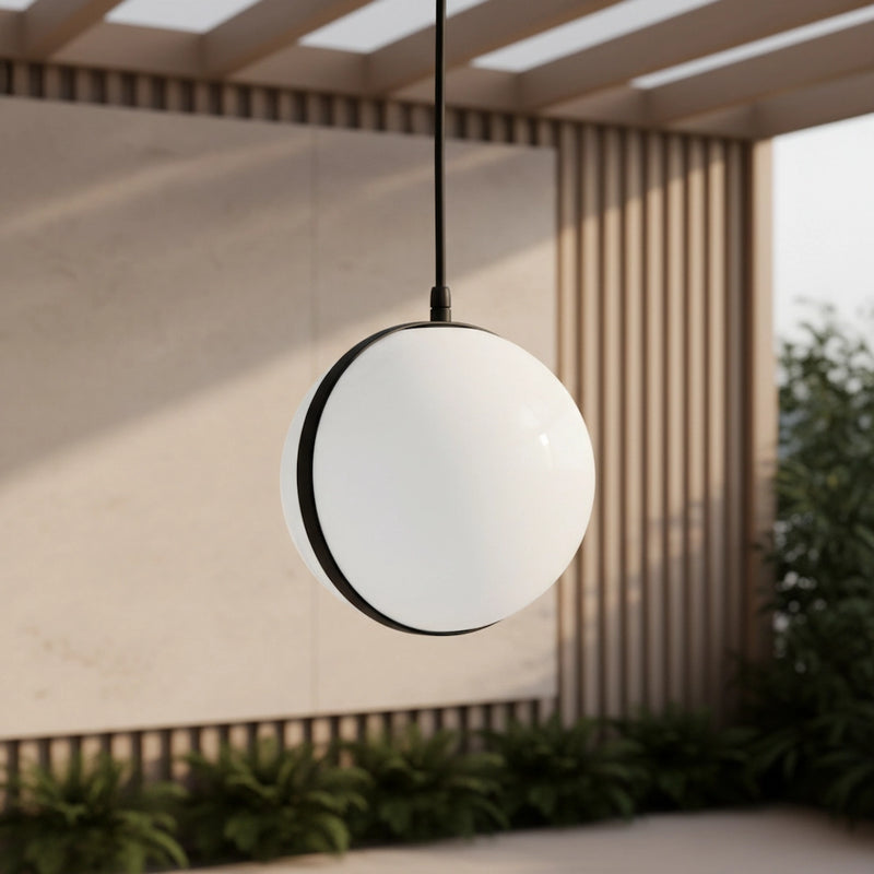 lampadario a sospensione da esterno Orbit con sfera bianca e struttura nera