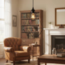 Lampadario a sospensione in rete metallica nera in un soggiorno stile vintage