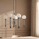 Lampadario cromato con elementi neri e diffusori in vetro opale, ideale per ambienti ampi e luminosi
