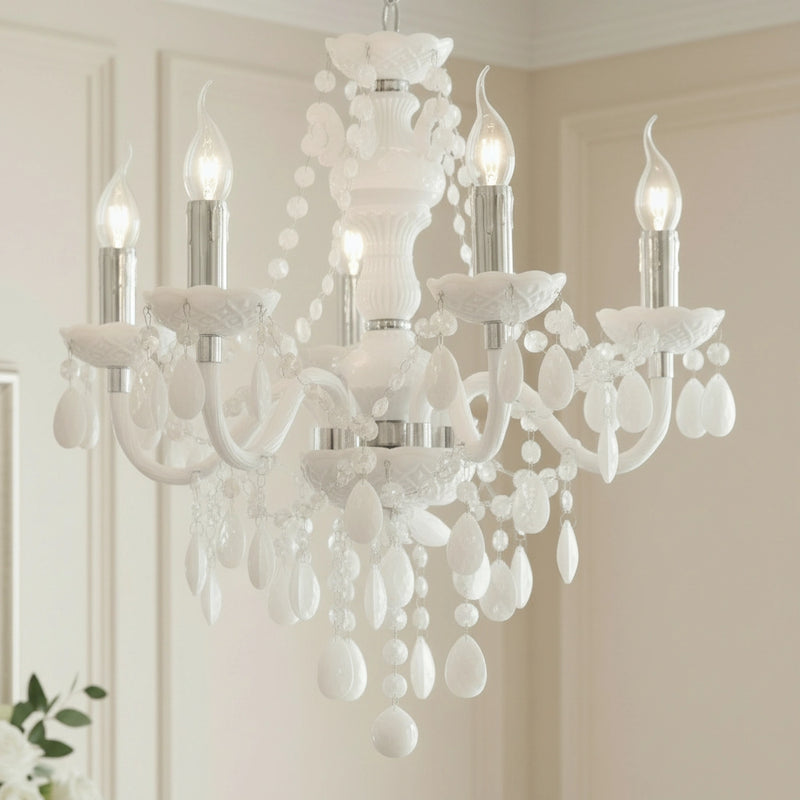 Lampadario bianco lucido stile classico rivisitato con struttura a bracci e attacco E14