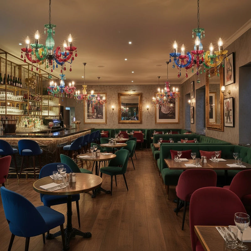 Lampadario decorativo con cinque punti luce e struttura in acrilico dai colori vivaci