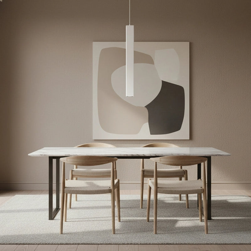 lampadario bianco moderno per illuminare il tavolo e isola in cucina

