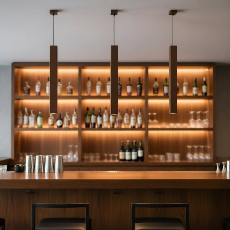 lampadario effetto corten ruggine per illuminare dall'alto tavolo e isola in cucina