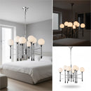 Lampadario ad 8 luci dal design moderno in metallo cromato e sfere in vetro bianco