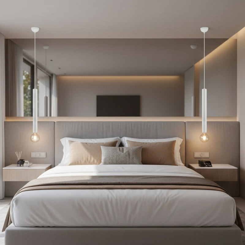 lampadari cilindrici bianchi usati come abat-jour sui comodini del letto