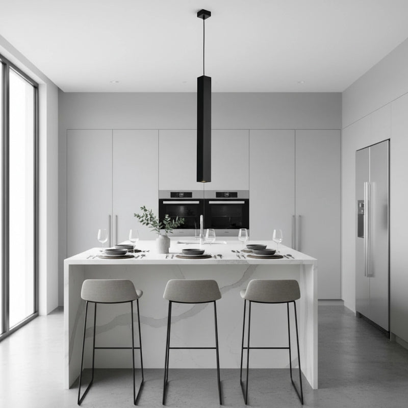 lampadario nero per illuminare tavolo e isola cucina con design moderno
