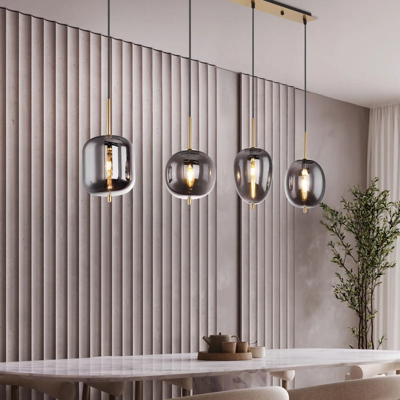 Lampadario con vetri fumé ideale sopra tavolo da pranzo isola cucina soggiorno e open space