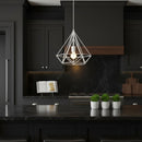 lampadario cage bianco sopra tavolo da pranzo in cucina luminosa