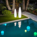 lampade a sfera galleggianti in una piscina outdoor