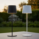 lampada da tavolo ricaricabile Gilo IP44 LED 2700K dimmerabile bianco o nero opaco su tavoli in outdoor