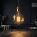 Lampadina LED E27 Globo G125 con filamenti visibili attraverso il vetro ambrato