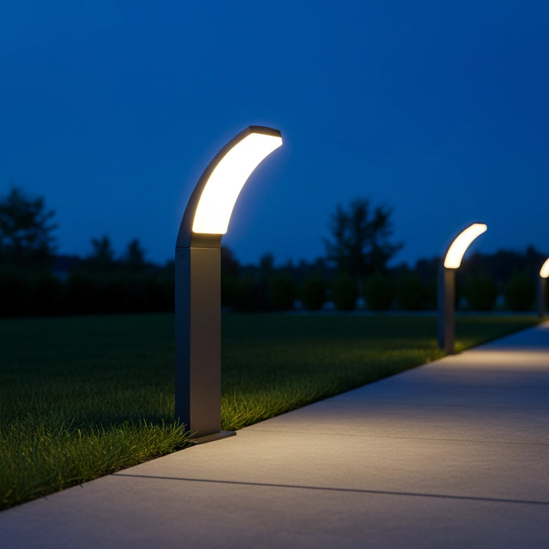 Paletto LED da 60 cm installato lungo un vialetto esterno per illuminare il passaggio con luce naturale