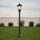 lampioncino acceso in un giardino per illuminare il prato ed il vialetto con luce calda